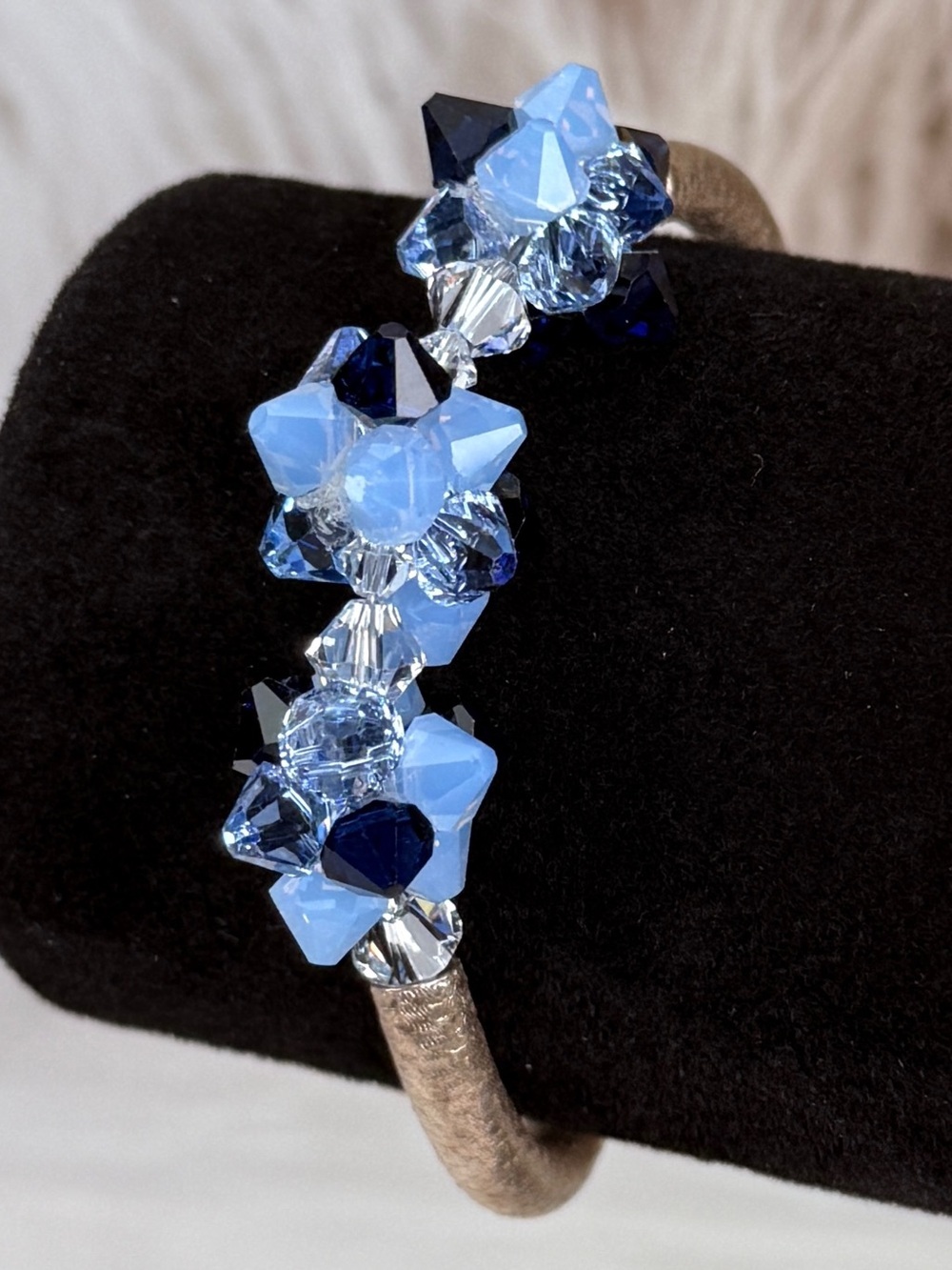 Beautiful vintage, silvertone, bling blue cluster accent bracelet